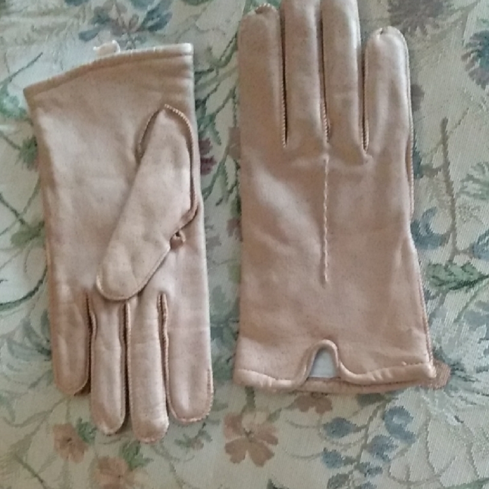 Elegant Beige Leather Gloves